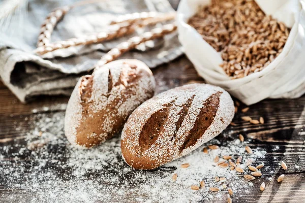 Färskt bröd limpor — Stockfoto