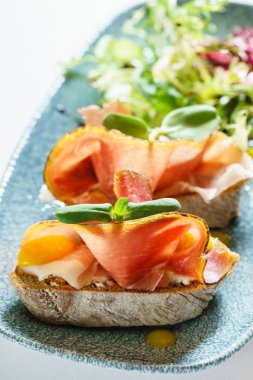 ızgara ekmek ile lezzetli sandviç