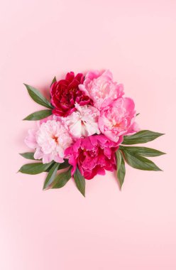 İhale peonies çelenk