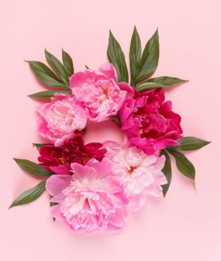 İhale peonies çelenk