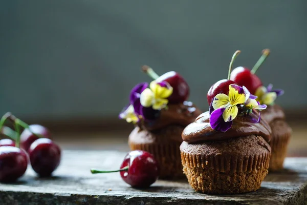 Delicious cherry cupcakes — Stock Photo, Image