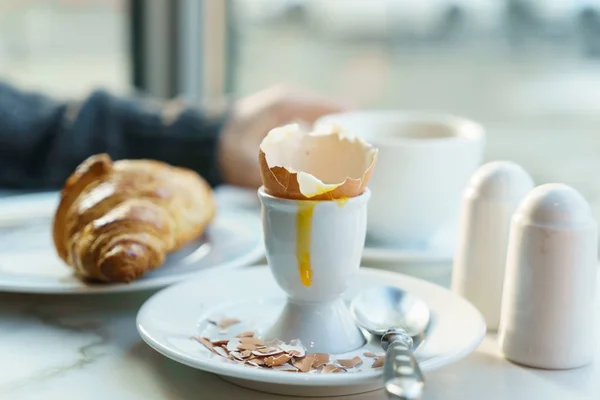 Pessoa que toma café da manhã com ovo — Fotografia de Stock