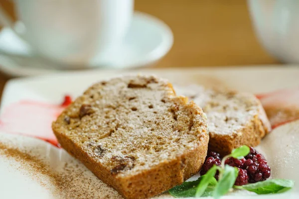 Délicieux gâteau aux carottes aux baies — Photo