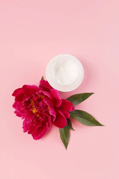 Косметичний крем з рожевою квіткою — стокове фото