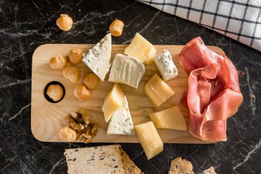 Peynir ve doğrama kurulu üzerinde ham