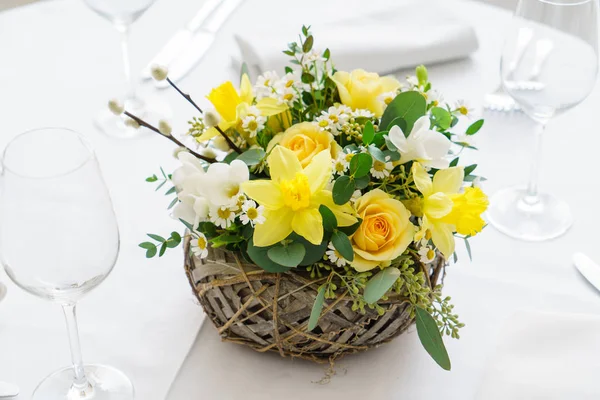 Festliche Ostertafel mit Strauß — Stockfoto