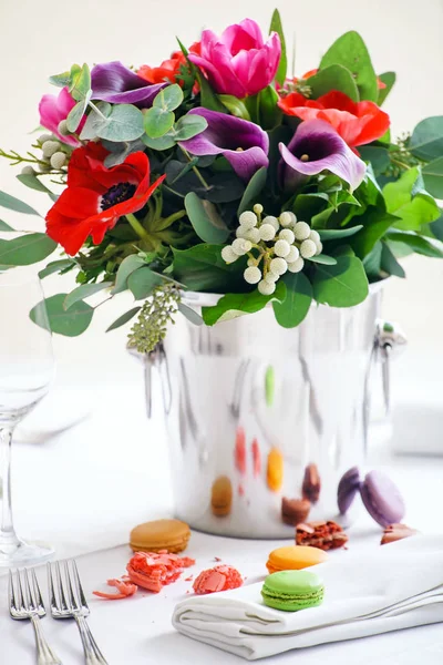 Festive Easter table with bouquet — Stock Photo, Image