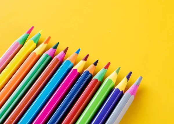 Barevné tužky na žluté — Stock fotografie