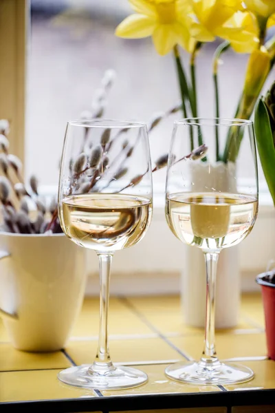 Bílé víno v brýlích — Stock fotografie