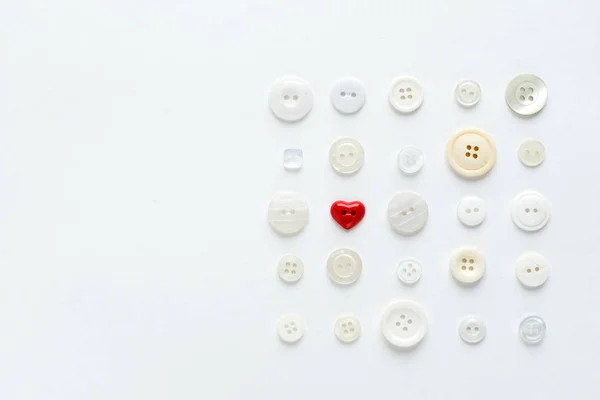Vita knappar med rött hjärta — Stockfoto