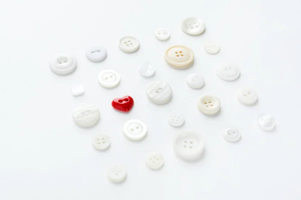 Λευκά κουμπιά με κόκκινη καρδιά — Φωτογραφία Αρχείου