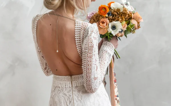 Bonita novia con flores — Foto de Stock