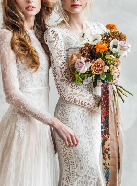 Schöne Braut mit Blumen — Stockfoto