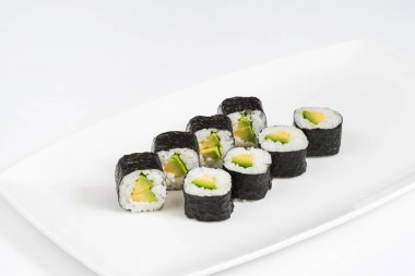 Lezzetli geleneksel suşi roll