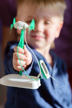 çocuk güneş paneli ile 