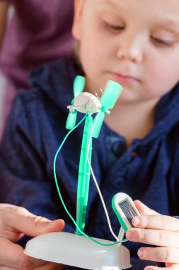  güneş paneli oyuncak çocukla