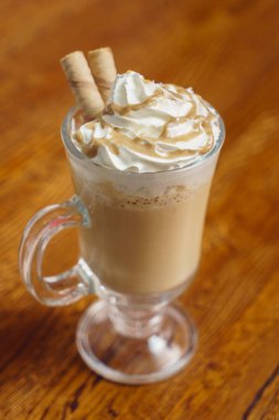 Krem şantili sıcak çikolata