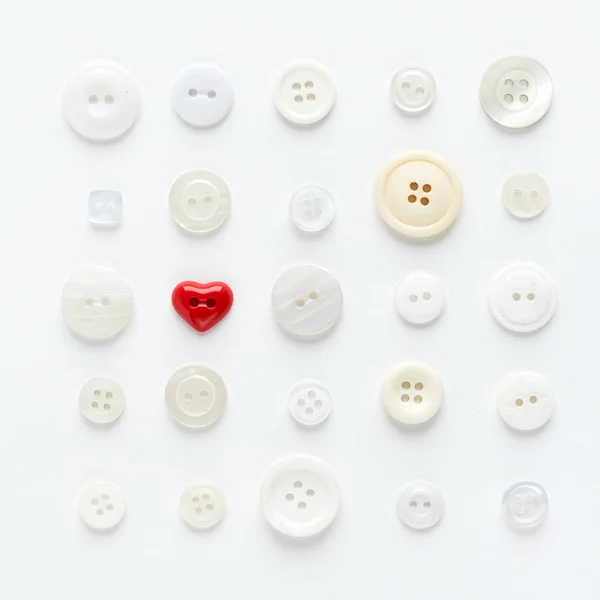 Botões brancos com coração vermelho — Fotografia de Stock