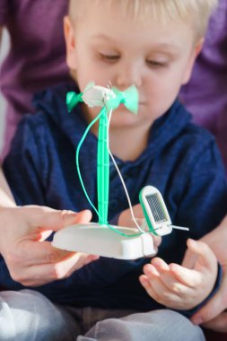 çocuk güneş paneli ile 