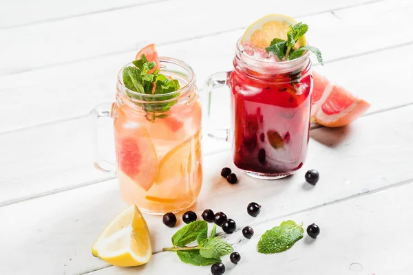 Letní ovocné nápoje v brýlích — Stock fotografie
