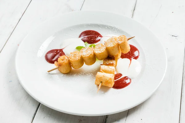 Brochettes de crêpes roulées — Photo