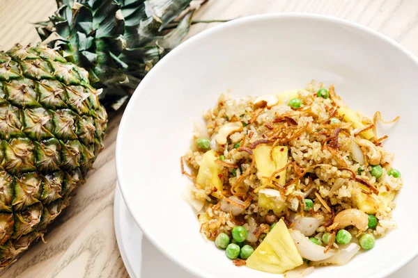 Soffriggere con pollo e ananas — Foto Stock