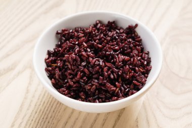 Kahverengi pirinç beyaz kase 