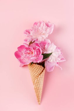 Gözleme con Şakayık çiçekleri