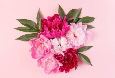 İhale renkli peonies