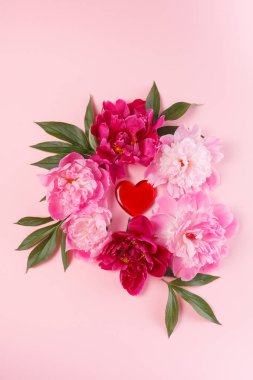 İhale renkli peonies