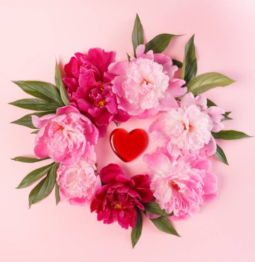 İhale renkli peonies