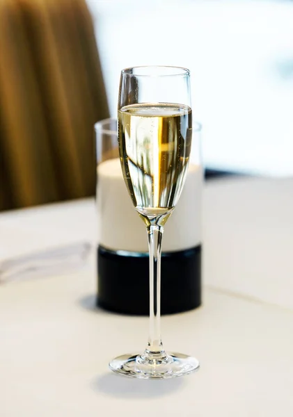 Tablo şampanya kadehi — Stok fotoğraf