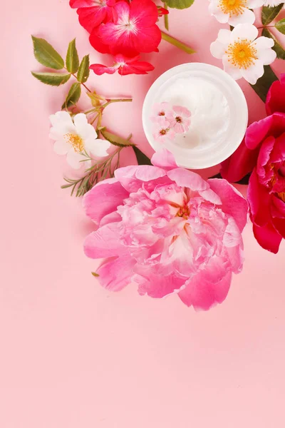 Crema cosmética con flores rosadas —  Fotos de Stock