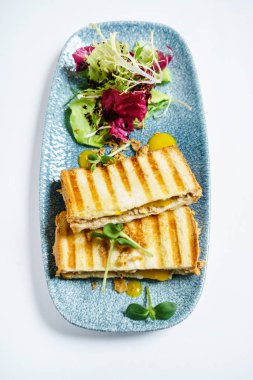 ızgara ekmek ile lezzetli sandviç