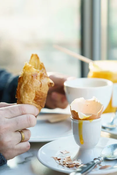 卵の朝食を持っている人 — ストック写真