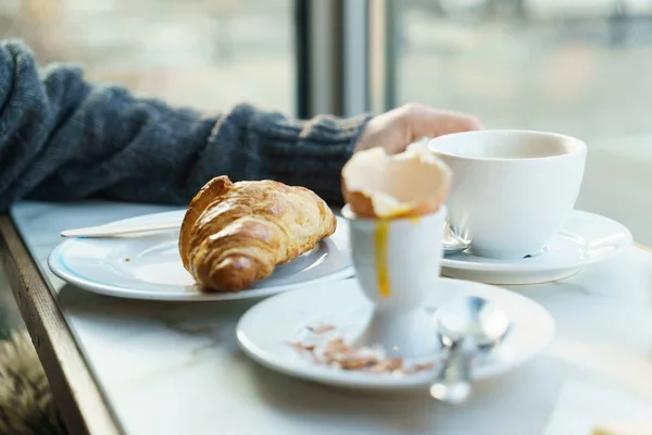 Человек завтракает с яйцом — стоковое фото