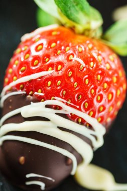 çikolata batırılmış çilek