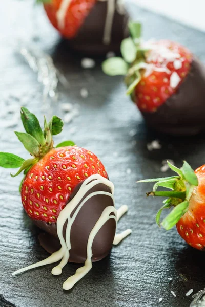 Čokoládové jahody máčené — Stock fotografie