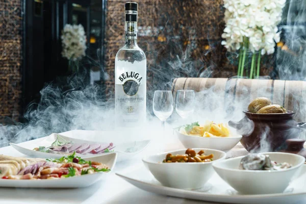 Fles wodka in het restaurant — Stockfoto