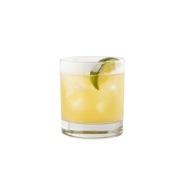 Köstlicher Cocktail auf dem weißen — Stockfoto