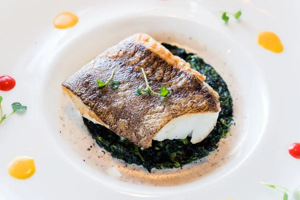 Baked fish with spinach — Stock Photo, Image