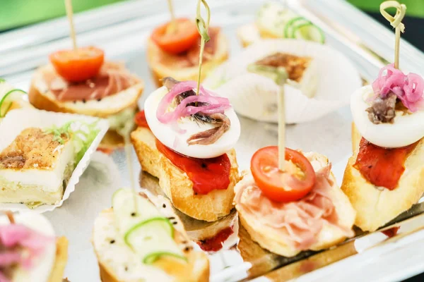 Heerlijke hapjes op tafel — Stockfoto