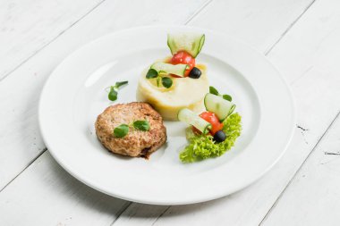 Pirzola ile patates püresi