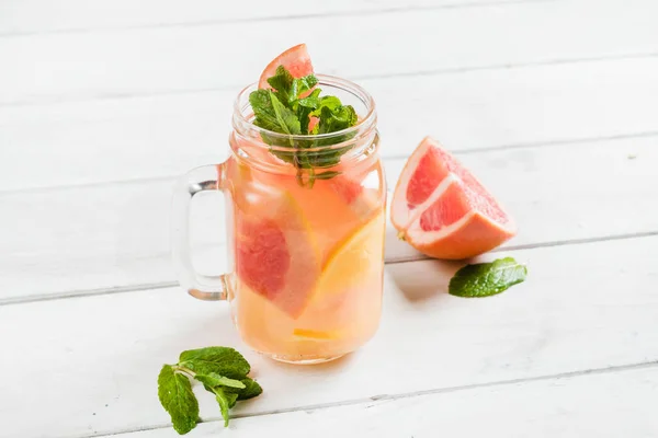 Fresh summer fruit drink — Stock Photo, Image