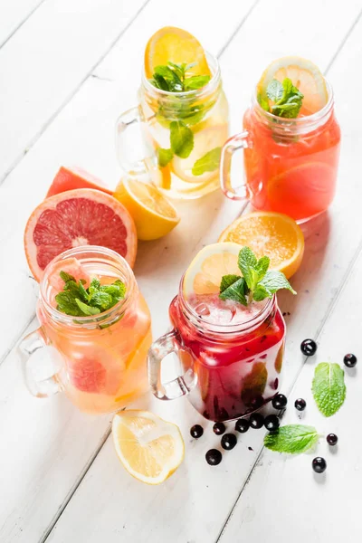 Bevande estive di frutta in occhiali — Foto Stock