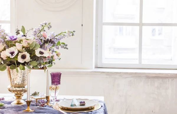 Feestelijke Pasen tafel met boeket — Stockfoto