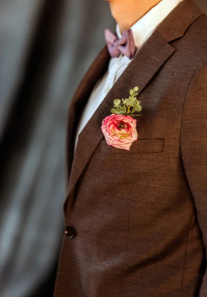 Elegante novio con flor — Foto de Stock