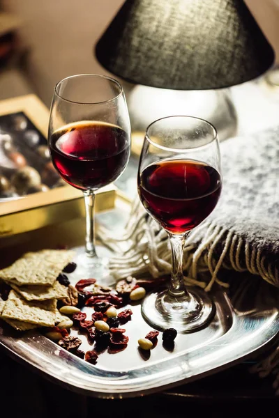 Rotwein im Glas auf dem Tisch — Stockfoto