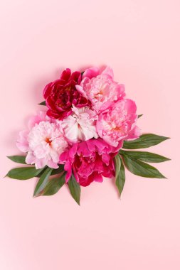 İhale peonies çelenk