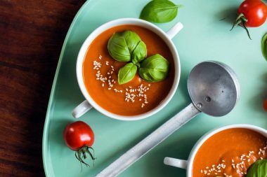 Basil 'li domates çorbası. 